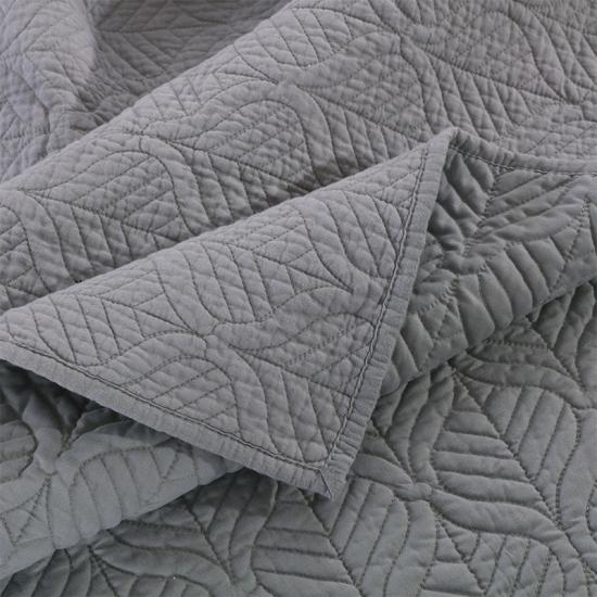 Grey Leaf Brodery Sengetepper