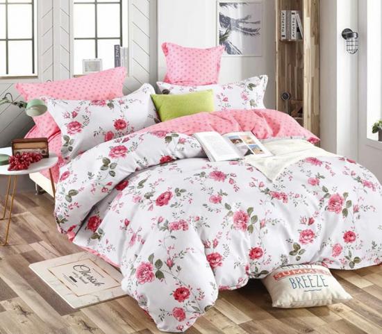 Komfortabelt sengetøysett med roseblomstertrykt dynetrekk